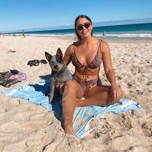 Meet your Posher, Bee